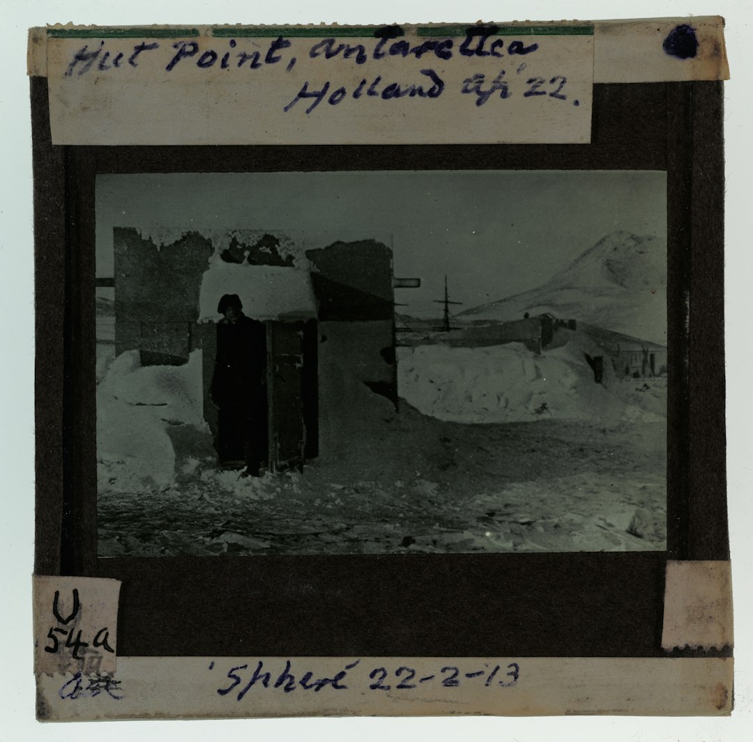 Antarktiszi kutatóbázis, hófödte terep és vulkán a háttérben, 1922-ben fényképezve